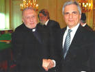 Chorepiskopos Emanuel Aydin mit dem Bundeskanzler von Österreich Dr. Werner Faimann in Wien 2010